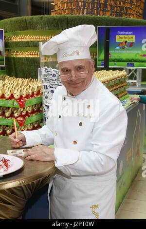 Pâques Lindt charity event de l'aide de 'Budnianer e.V" et "Hamburger Tafel e.V.' à Europa passage comprend : Johann Christof arrêt Wehrs, Maître chocolatier Lindt Où : Hambourg, Allemagne Quand : 30 Mars 2017 Banque D'Images