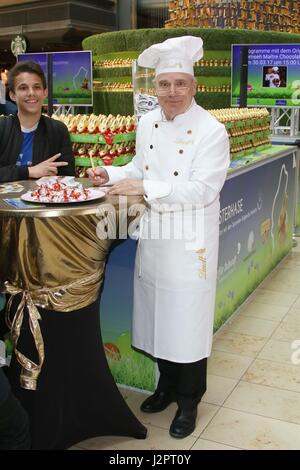 Pâques Lindt charity event de l'aide de 'Budnianer e.V" et "Hamburger Tafel e.V.' à Europa passage comprend : Johann Christof arrêt Wehrs, Maître chocolatier Lindt Où : Hambourg, Allemagne Quand : 30 Mars 2017 Banque D'Images