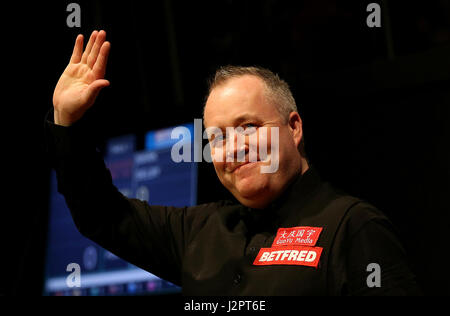John Higgins durant la marche sur au début de la dernière journée sur seize des Championnats du monde de snooker Betfred à The Crucible Theatre, Sheffield. Banque D'Images