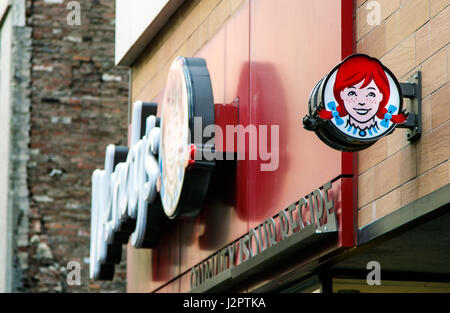 Le signe au-dessus de l'entrée d'un restaurant fast food Wendy's, au centre-ville de Manhattan. Banque D'Images