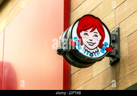 Le signe au-dessus de l'entrée d'un restaurant fast food Wendy's, au centre-ville de Manhattan. Banque D'Images