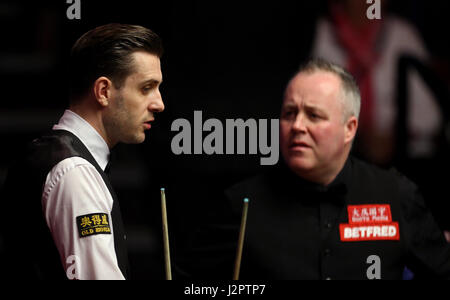 Mark Selby et John Higgins parlent pendant seize jours des Championnats du monde de snooker Betfred à The Crucible Theatre, Sheffield. ASSOCIATION DE PRESSE Photo. Photo date : dimanche 30 avril, 2017. Voir l'histoire du monde de snooker PA. Crédit photo doit se lire : Steven Paston/PA Wire Banque D'Images