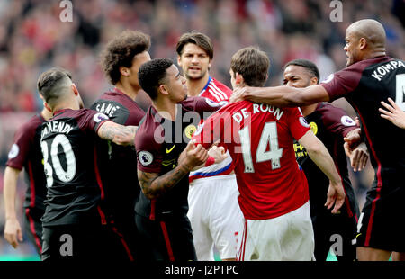 Tempère flare entre Manchester City's Gabriel Jésus (centre) et du Middlesbrough de Marten Roon après une pénalité est décernée à Manchester City au cours de la Premier League match au stade Riverside, Middlesbrough. Banque D'Images