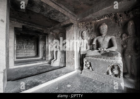 Les grottes d'Ellora UNESCO World Heritage Site. Statue du Grand Bouddha, sanctuaires consacrés à l'hindouisme, le bouddhisme et le jaïnisme. Des temples et des monastères près de Aur Banque D'Images