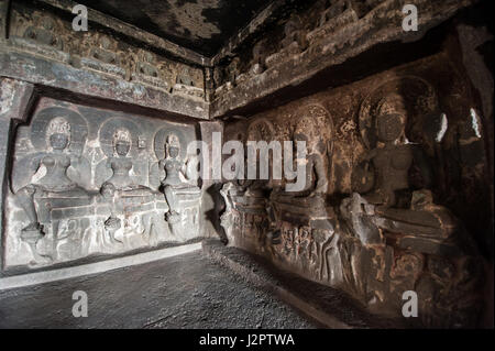 Les grottes d'Ellora UNESCO World Heritage Site. Statue du Grand Bouddha, sanctuaires consacrés à l'hindouisme, le bouddhisme et le jaïnisme. Des temples et des monastères près de Aur Banque D'Images