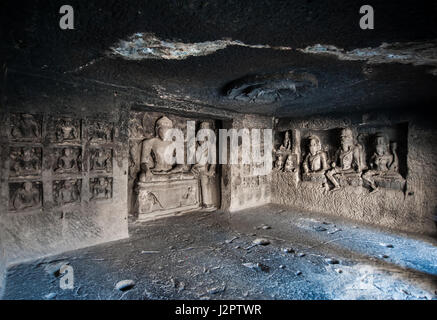 Les grottes d'Ellora UNESCO World Heritage Site. Statue du Grand Bouddha, sanctuaires consacrés à l'hindouisme, le bouddhisme et le jaïnisme. Des temples et des monastères près de Aur Banque D'Images