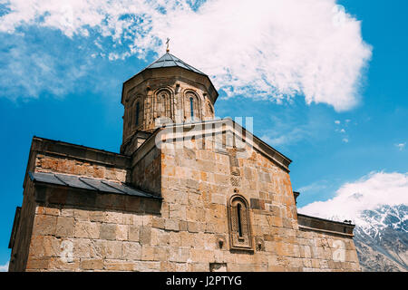 L'église de trinité Gergeti ou Tsminda Sameba - Église sainte trinité Gergeti près du village de en Géorgie. Église est située à une altitude de 2170 mètres, Banque D'Images