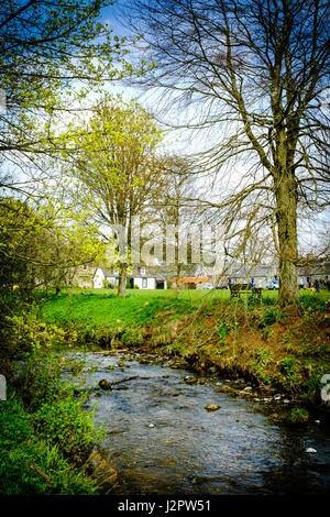 L'Lyne de l'eau dans le village de West Linton, Scottish Borders Banque D'Images