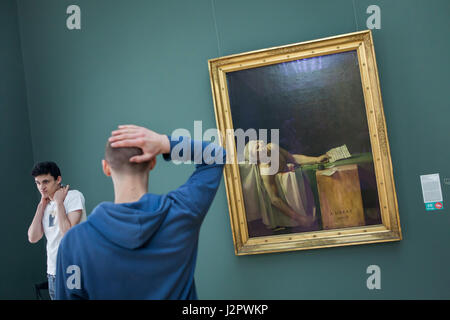 Visiteurs en face de la peinture 'La Mort de Marat' ('La Mort de Marat") par le peintre français Jacques-Louis David (1793) affiché dans les Musées royaux des beaux-arts de Bruxelles, Belgique. Banque D'Images