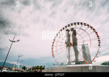 Batumi, Géorgie, l'Adjarie - Mai 22, 2016 : un déménagement metal sculpture créée par le sculpteur Tamara Kvesitadze géorgienne en 2007, intitulé l'homme et la femme ou un Ali Banque D'Images