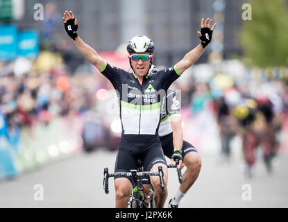 L'équipe de Dimension Data Serge Pauwels remporte la troisième étape du Tour de Yorkshire.. Banque D'Images