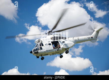 JOHANNESBURG, AFRIQUE DU SUD - AVRIL 2017 South African Air Force hélicoptère Oryx peint en blanc de l'Organisation des Nations Unies avec soldier Banque D'Images