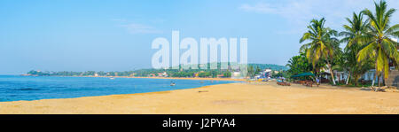 Panorama de l'Unawatuna beach avec la ligne d'hôtels et de cafés de plage, proposant des collations et des boissons fraîches, Sri Lanka. Banque D'Images