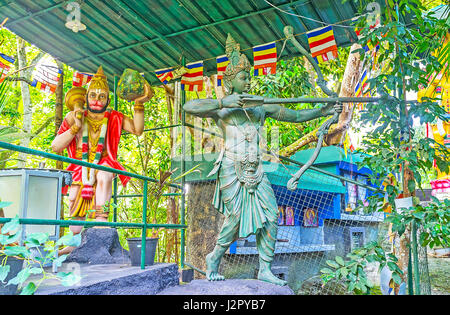 UNAWATUNA, SRI LANKA, le 4 décembre 2016 : les statues de dieu à tête de singe hindou Hanuman et Rama avec arc et flèches dans jardin de Sri Viwekaramaya Mona Banque D'Images