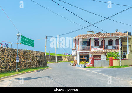 Galle, Sri Lanka - le 4 décembre 2016 : La promenade le long du mur de pierre médiévale de l'ancien fort hollandais, qui entourent la ville, rampart street est le favorit Banque D'Images