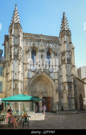 Avignon, France, 9 septembre 2016 : terrasse pour la Basilique Saint Pierre, dans la vieille ville d'Avignon, France Banque D'Images