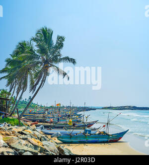 HIKKADUWA, SRI LANKA - le 4 décembre 2016 : Le Kumarakanda le port de pêche est l'un des lieux touristiques de resort, le 4 décembre à Hikkaduwa. Banque D'Images