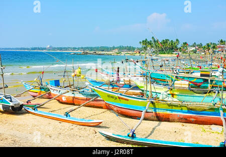 HIKKADUWA, SRI LANKA - le 4 décembre 2016 : Le port de Kumarakanda avec oruwa bateaux est le site touristique intéressante de resort, le 4 décembre à Hikkaduwa Banque D'Images