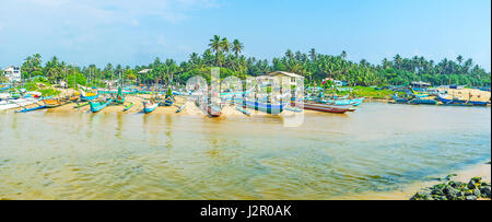 Le moyen idéal de découvrir Hikkaduwa est de visiter son port de pêche - port de Kumarakanda et regarder les bateaux de pêche traditionnels oruwa, processus et fis Banque D'Images