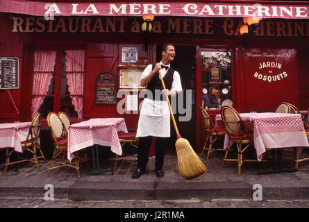 PARIS SERVEUR FRANÇAIS MONTMARTRE serveur classique, préparations matinales au célèbre restaurant parisien « A la Mere Catherine », Montmartre, Paris France. Banque D'Images