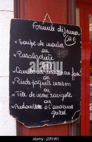 Menu français Restaurant rustique composé de deux plats à la main, « Menu du jour », sur tableau noir au sud de la France Sanary-sur-Mer, Var, France. Banque D'Images