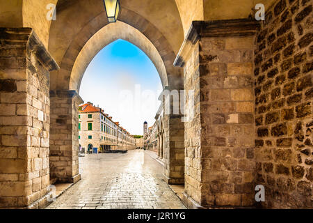 En vue de l'entrée en pierre dans la célèbre ville de Dubrovnik, Croatie, lieux de voyage européen. Banque D'Images