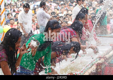 Marma ethniques les filles participent au festival de l'eau à l'occasion d'Baisabi festival. C'est une partie de leur fête du Nouvel An. Rangamati, au Bangladesh. Banque D'Images