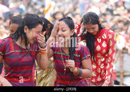 Marma ethniques les filles participent au festival de l'eau à l'occasion d'Baisabi festival. C'est une partie de leur fête du Nouvel An. Rangamati, au Bangladesh. Banque D'Images