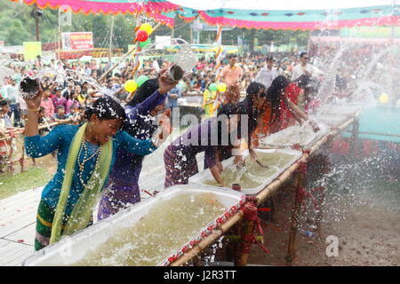 Marma ethniques les filles participent au festival de l'eau à l'occasion d'Baisabi festival. C'est une partie de leur fête du Nouvel An. Rangamati, au Bangladesh. Banque D'Images