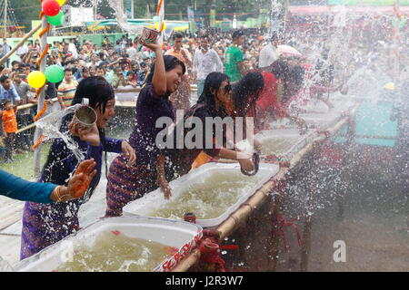 Marma ethniques les filles participent au festival de l'eau à l'occasion d'Baisabi festival. C'est une partie de leur fête du Nouvel An. Rangamati, au Bangladesh. Banque D'Images