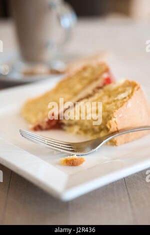 La nourriture, du café et des gâteaux ; fourchette ; Victoria ; Gâteau Dessert Pudding ; ; ; doux ; traiter ; Cuisson au four ; Assiette ; partiellement mangés ; Relaxation ; traiter de l'après-midi ; Banque D'Images