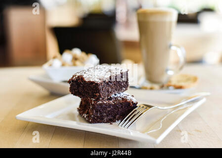 La nourriture deux brownies au chocolat au lait Dessert Sweet Treat brownies au chocolat cuisson au four plaque fourche Banque D'Images