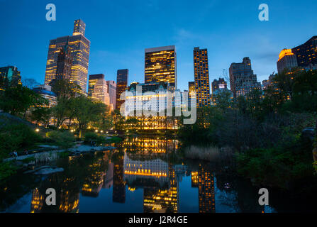 Vue de Manhattan depuis Central Park la nuit à New York Banque D'Images