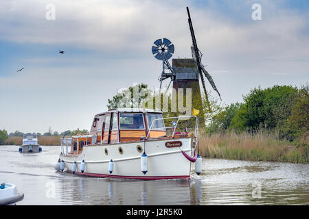 Un couple de bateaux passent par broadland Turf Fem moulin sur la rivière ant. Banque D'Images