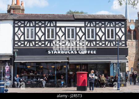 Café Starbucks dans un immeuble d'époque, de la place du marché, Hitchin, Hertfordshire, Angleterre, Royaume-Uni Banque D'Images