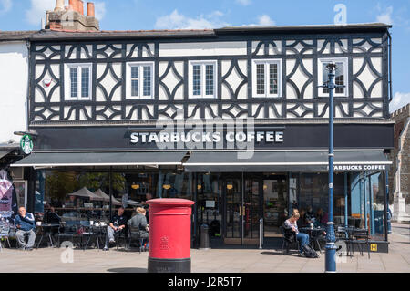 Café Starbucks dans un immeuble d'époque, de la place du marché, Hitchin, Hertfordshire, Angleterre, Royaume-Uni Banque D'Images