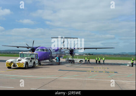 Un avion à hélice Flybee attend les passagers à charger lors de l'aéroport d'Exeter Devon, Angleterre, avant de partir à Edimbourg Banque D'Images