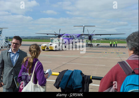 Un avion à hélice Flybee attend les passagers à charger lors de l'aéroport d'Exeter Devon, Angleterre, avant de partir à Edimbourg Banque D'Images