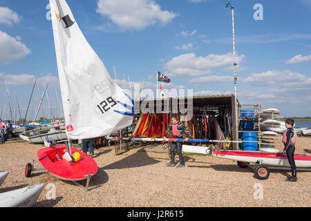 La Reine Mary Club de voile sur Queen Mary réservoir, Ashford, Surrey, Angleterre, Royaume-Uni Banque D'Images