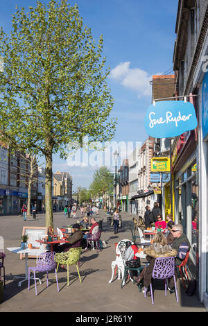 Street Cafe, High Street, Staines-upon-Thames, Surrey, Angleterre, Royaume-Uni Banque D'Images