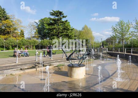 Fontaine dans les jardins commémoratifs, Staines-upon-Thames, Surrey, Angleterre, Royaume-Uni Banque D'Images