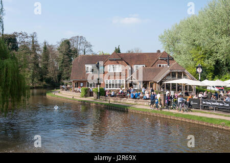 L'Anchor Hotel, Pyrford Lock, Pyrford, Surrey, Angleterre, Royaume-Uni Banque D'Images