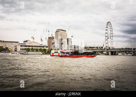 Le Royal Festival Hall sur la rive sud avec Hungerford Bridge et la Millenium Wheel en arrière-plan, Londres, Angleterre, Royaume-Uni Banque D'Images