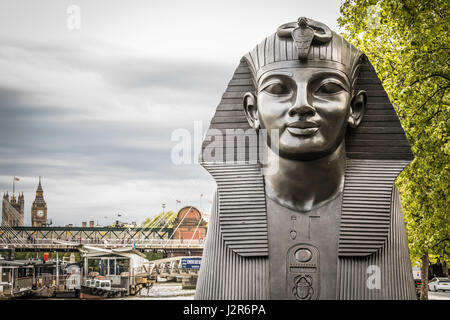 Un Sphinx de bronze à côté de Cléopâtre's Needle, Victoria Embankment, Londres, Angleterre, Angleterre, ROYAUME-UNI Banque D'Images