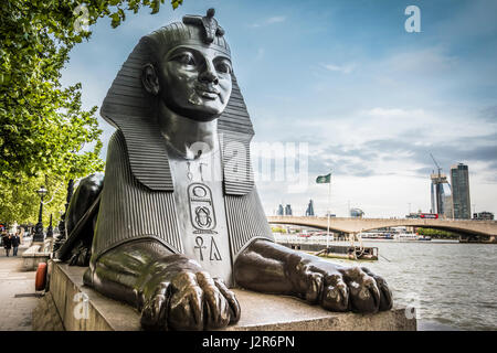 Un Sphinx en bronze à côté de Cleopatra's Needle, Victoria Embankment, London, England, UK Banque D'Images