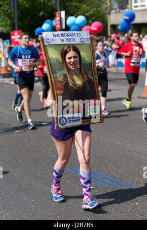 Runner pour la recherche sur le cancer, habillé comme la Joconde peinture dans la Vierge Argent Marathon de Londres 2017, l'Autoroute, Londres, Royaume-Uni. Banque D'Images