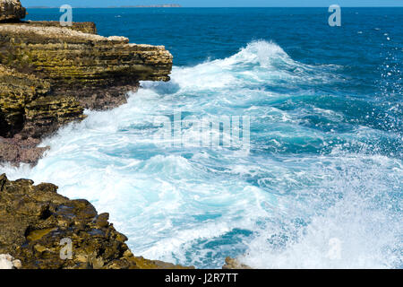 Antigua, Océan Atlantique littoral rocheux avec vagues blanc Banque D'Images