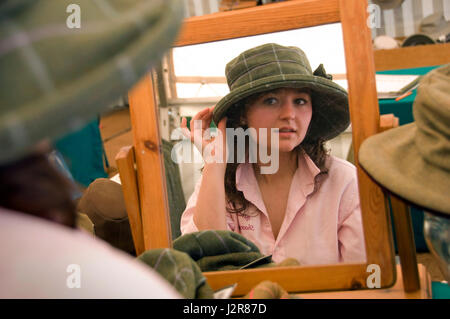 Le Royal Bath & West Show avec les femmes d'essayer sur des chapeaux Banque D'Images