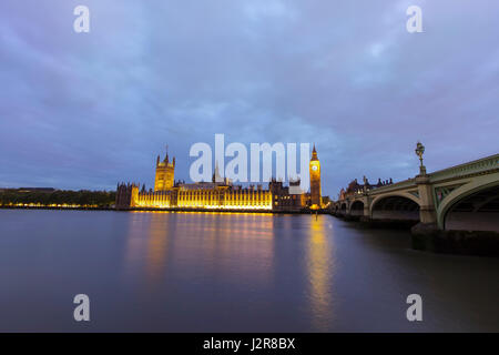 Vue de la tour de Big Ben et les édifices du parlement de l'autre côté de la rivière Thames à Westminster, Londres. Photo prise le 21 mars tandis que les bâtiments Banque D'Images