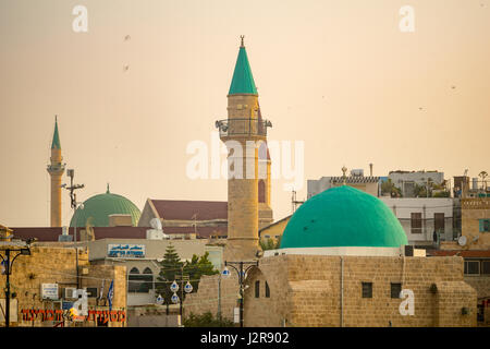 ACRE, ISRAËL - 27 avril 2017 : La Mosquée Sinan Basha (alBahr mosquée), et d'autres monuments de la vieille ville d'Acre (Akko), Israël Banque D'Images